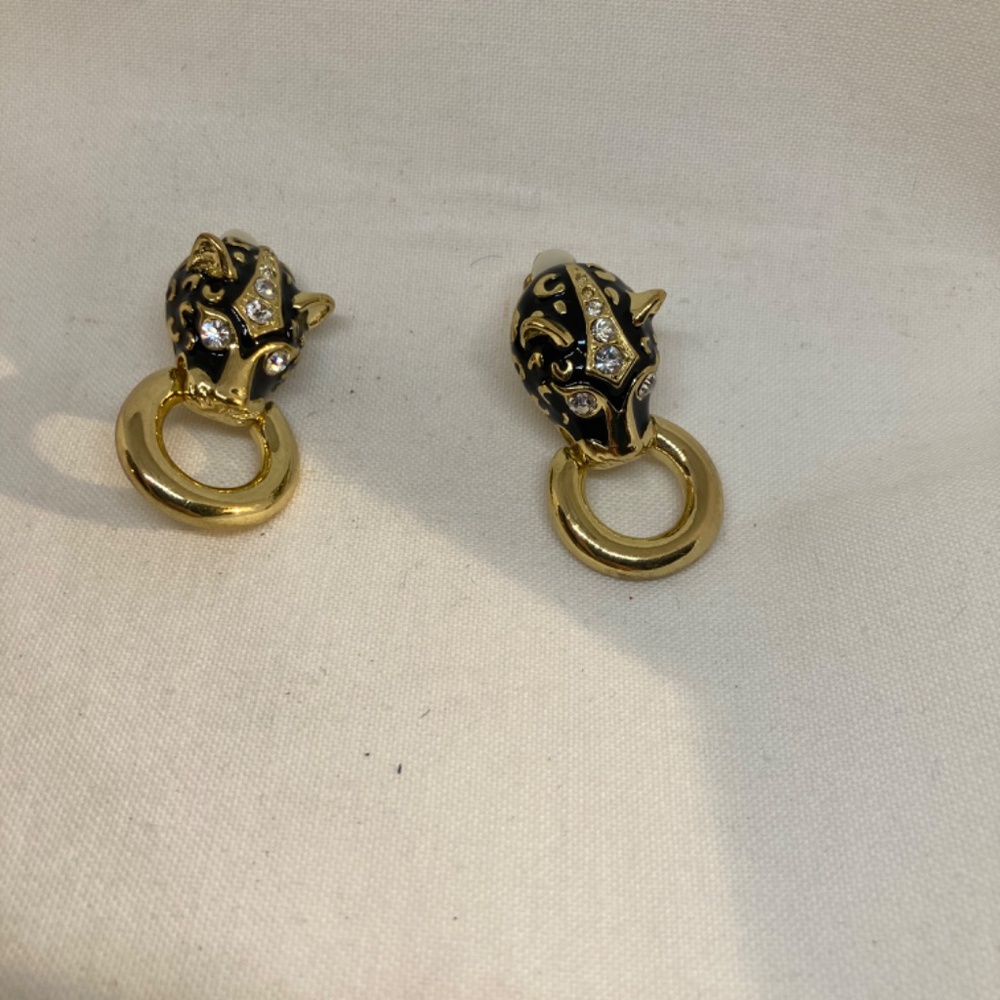 Kenneth J Lane GOLD BLACK ENAMEL CLIP EARRINGS | Panthère Classic 1980's Panther - Picture 11 of 13